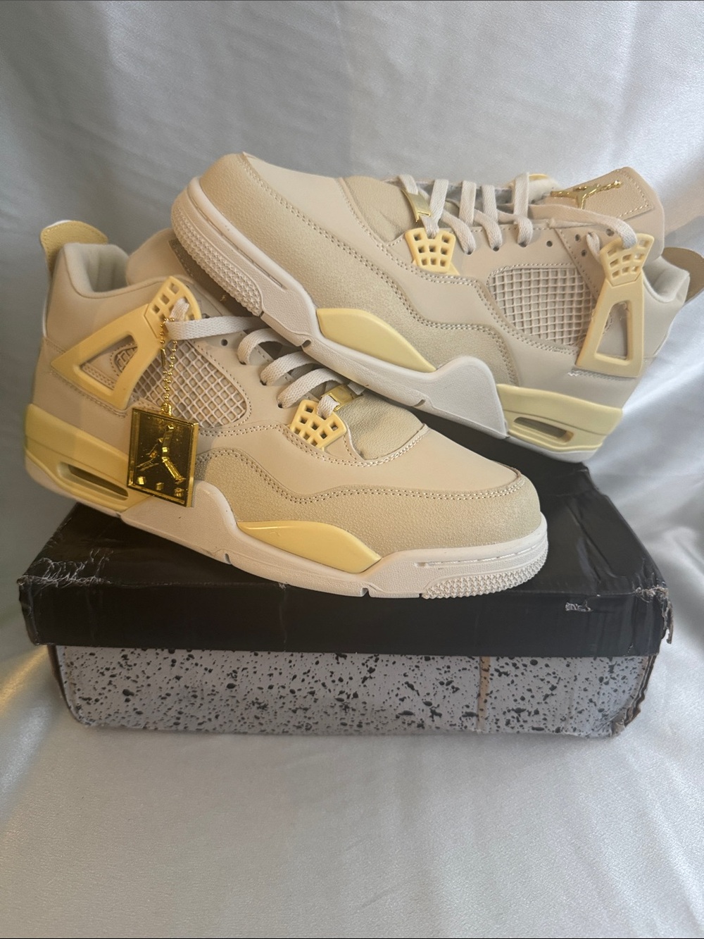 New!🔥Air Jordan 4 Retro Marquette PE (2025) gold-toned Jordan Symbol Hangtag!🔥